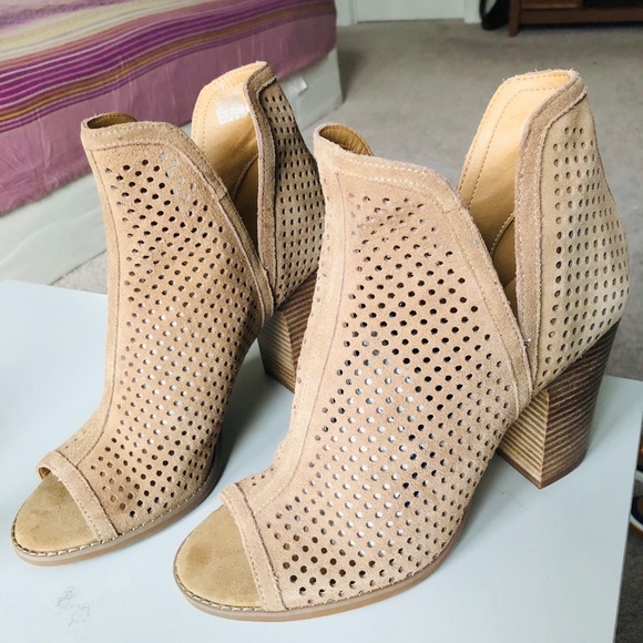 Tan Lucky Brand Heels - Picture 2 of 10